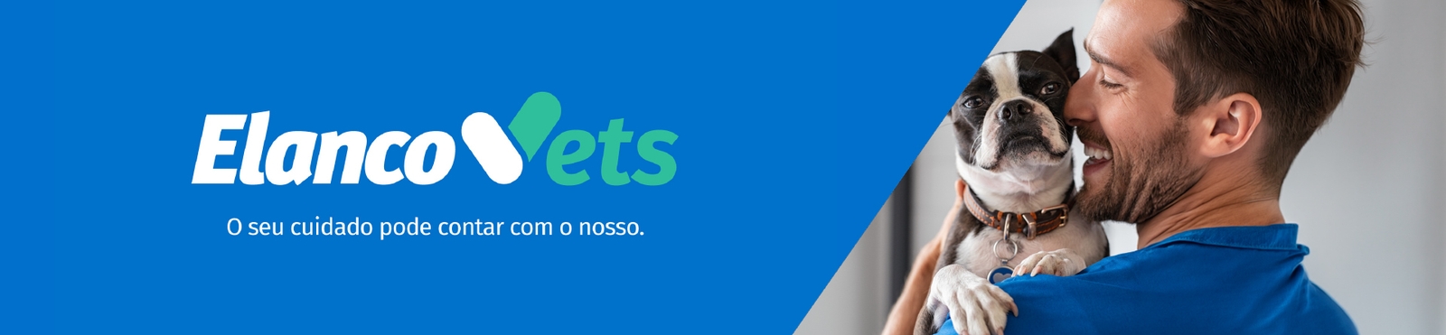 Logotipo ElancoVets com a frase 'O seu cuidado pode contar com o nosso' ao lado de um homem sorrindo com um cão da raça Boston Terrier, preto e branco, no colo.