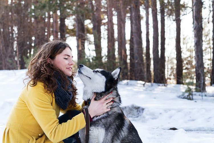 Femme avec chien en hiver.