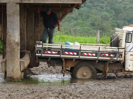 caminhão com barro e homem na caçamba