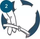 Istruzioni Seresto™ per gatti: regolare il collare intorno al collo lasciando circa due dita di spazio per comfort e sicurezza