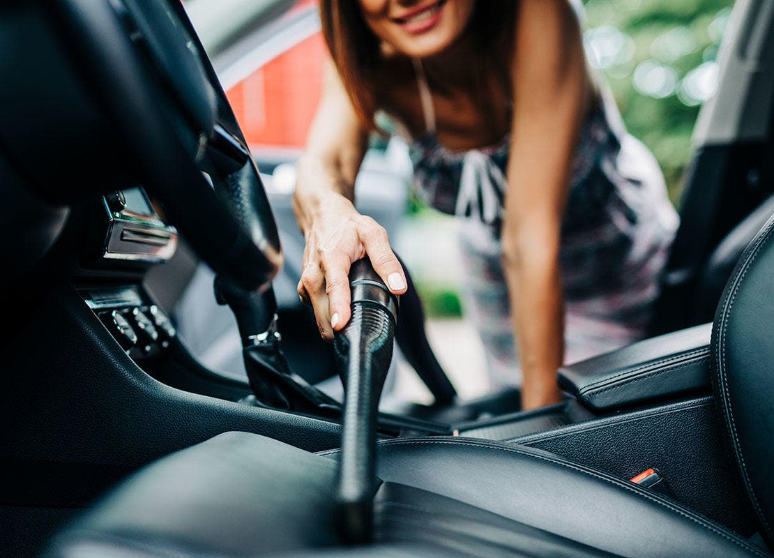 mujer_limpiando_el_coche